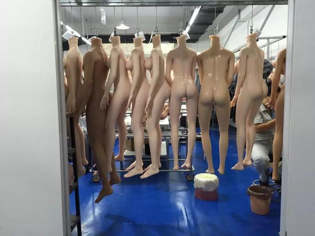 男子网购神秘娃娃(花几万块买硅胶娃娃)(1)