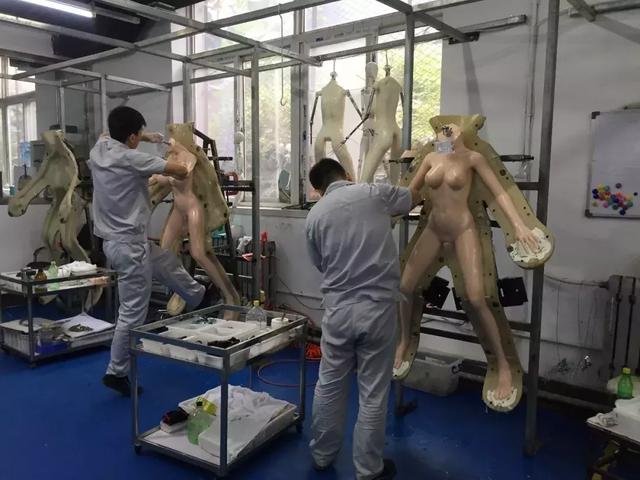 男子网购神秘娃娃(花几万块买硅胶娃娃)(2)