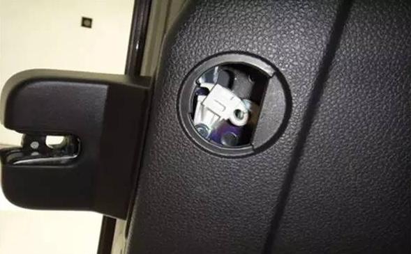 汽车安全逃生的方法（三种迅速车内逃生方法）(17)