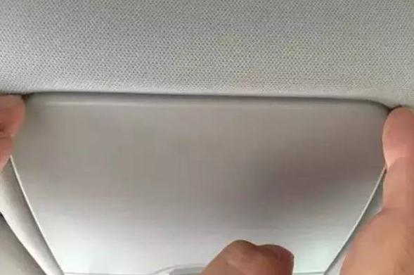 汽车安全逃生的方法（三种迅速车内逃生方法）(3)