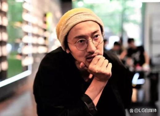 王传君《孤注一掷》片场反差萌 “诈骗头子”人前人后两幅面孔