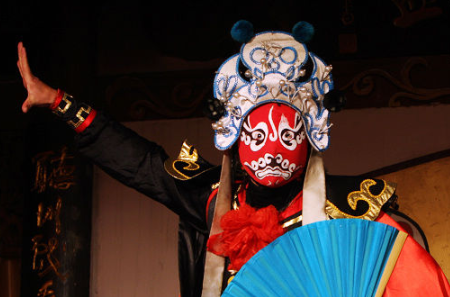 变脸是什么剧的绝活,变脸是我国哪个表演戏剧的绝活图1