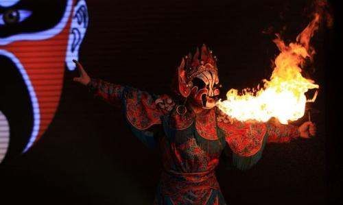 变脸是什么剧的绝活,变脸是我国哪个表演戏剧的绝活图4