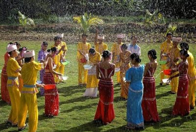 ​傣族泼水节的来历,傣族泼水节的由来