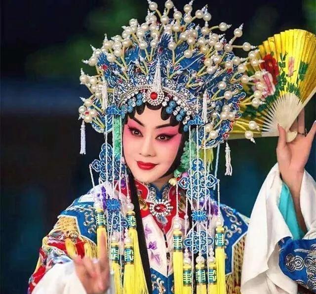 京剧名角李胜素简介(被不少人称为京剧第一美人)(1)