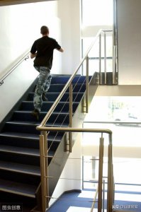 农村二层自建房室内楼梯怎么设计(手把手教你设计自建房)