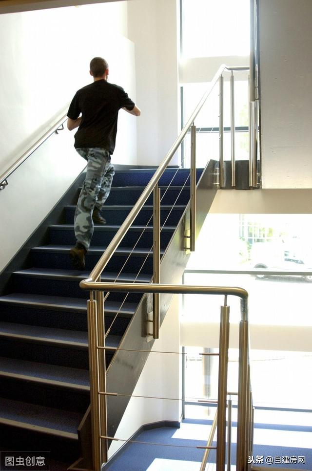 农村二层自建房室内楼梯怎么设计(手把手教你设计自建房)(1)