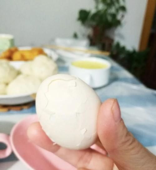 水煮鸡蛋不破壳的方法