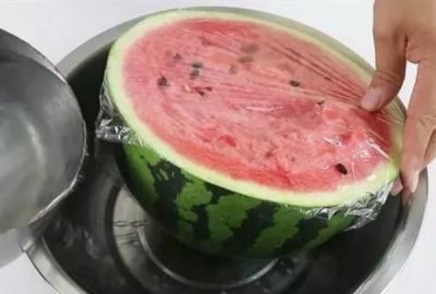 西瓜可以在冰箱里放几天,整个西瓜在冰箱可以冷藏几天