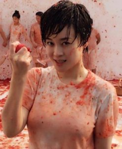 ​本山徒弟关婷娜身高（开300万豪车引热议）