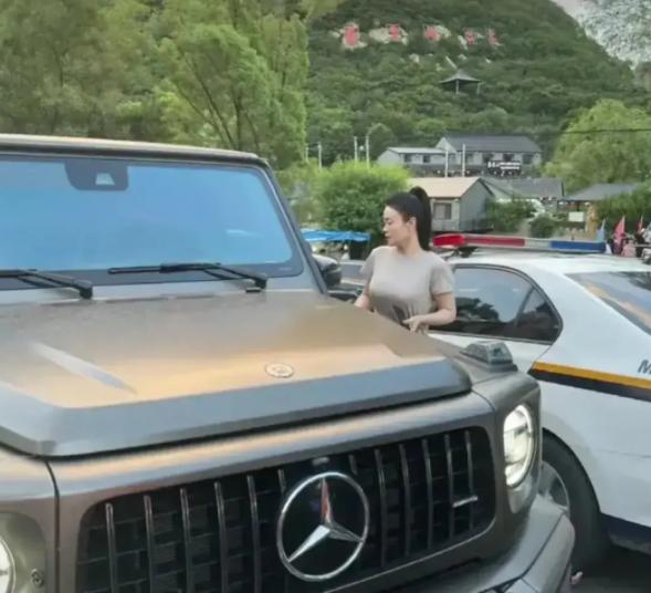 本山徒弟关婷娜身高(开300万豪车引热议)(8)