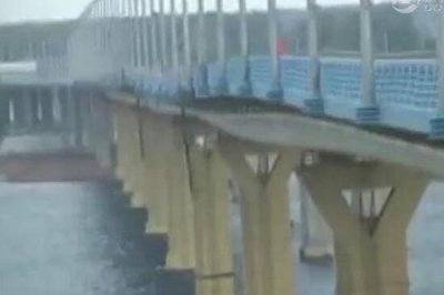 ​俄罗斯伏我加河大桥摆荡缘故，桥面诡异摆荡成蛇形_视频