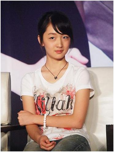 年轻女星佩戴的手串（女明星们怕撞衫）(6)