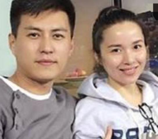 贺刚和高露结婚照（靳东高露被质疑亲密）(7)