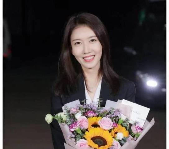 贺刚和高露结婚照（靳东高露被质疑亲密）(8)