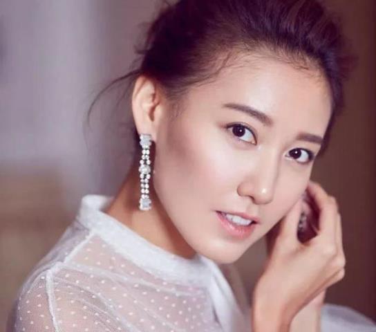 贺刚和高露结婚照（靳东高露被质疑亲密）(9)