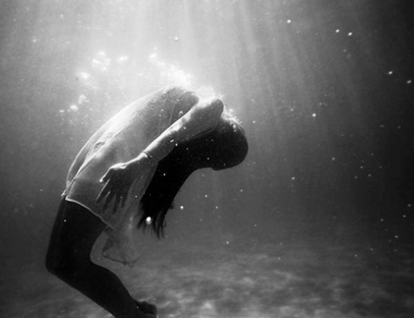 梦睹惧怕的梦被吓醒了?你该当领会的10个罕睹的恶梦含意