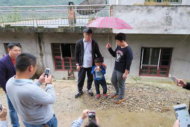 小马云一夜走红时隔四年近况凄惨(小马云被公司抛弃)(3)