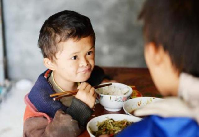 小马云一夜走红时隔四年近况凄惨(小马云被公司抛弃)(2)