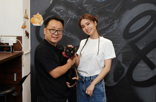 蔡依林拜访黑猫公益咖啡屋 救助故事引蔡依林落泪