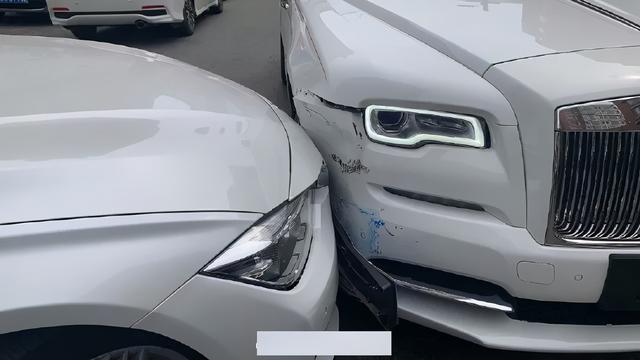 知名网红开劳斯莱斯出车祸 伤情严重已住院 网红开600万劳斯莱斯撞上宝马(3)