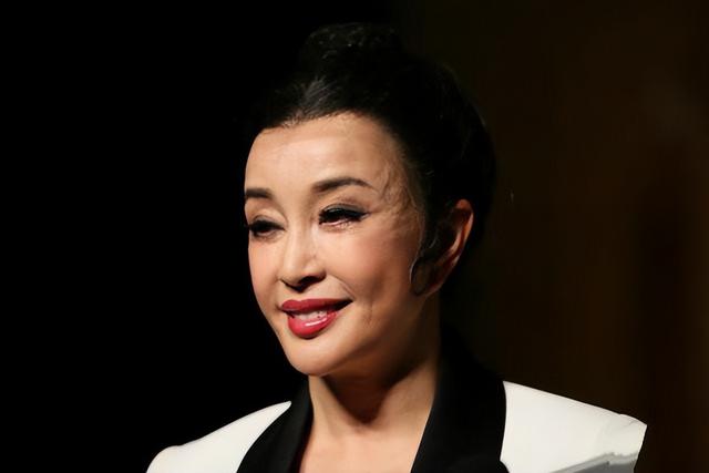 刘晓庆颜值巅峰之作一代妖后（刘晓庆拉皮多次耳粘脸）(21)