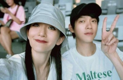 ​谢娜晒与魏大勋合照 称其跟着张杰合唱《他不懂》