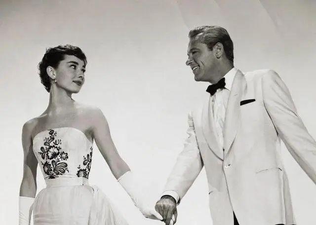 你知道纪梵希和赫本吗（品牌故事纪梵希与赫本之间明目张胆的偏爱）(11)