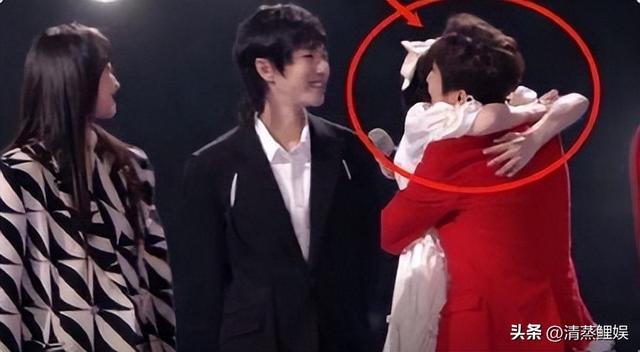 龚琳娜吐槽王菲完整版（神曲女王龚琳娜）(2)