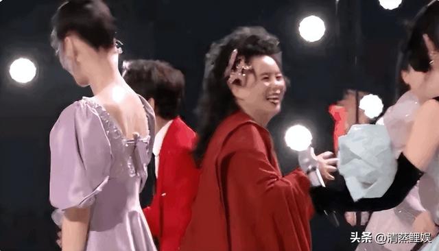 龚琳娜吐槽王菲完整版（神曲女王龚琳娜）(3)