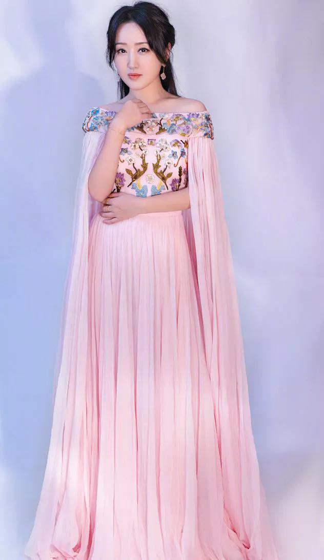 杨钰莹晒美照清新减龄气质优雅（杨钰莹说话太好听）(16)