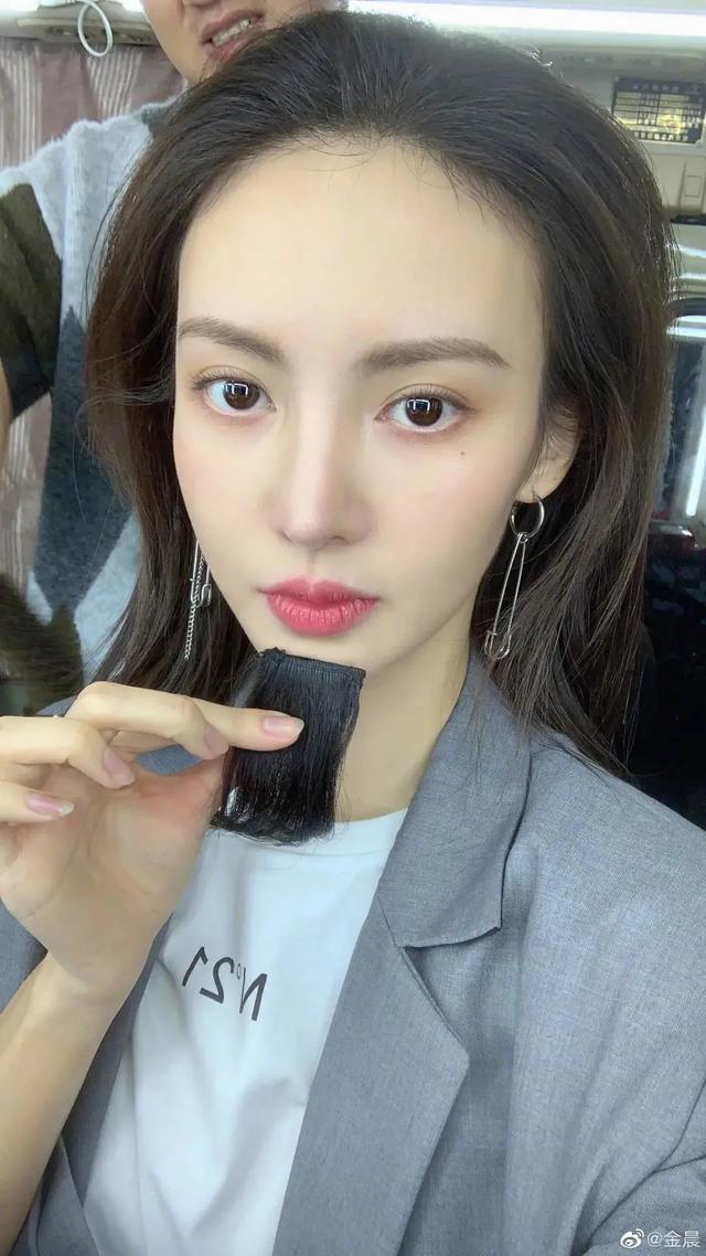 六种常见的女生减龄发型(女生巨显老的3款发型)(9)