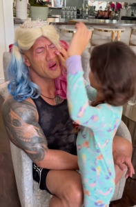 ​引瞩目！电影《黑色亚当》德维恩·约翰逊被女儿装扮成公主