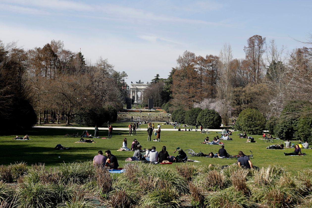 ▲米兰森皮奥尼花园，依旧有不少人在漫步、骑自行车和跑步。图据美联社