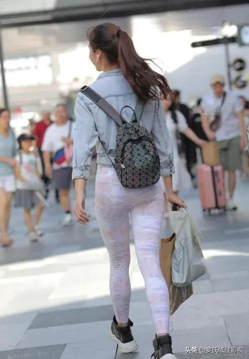 短款牛仔外套应该搭配的内搭(轻薄质感的牛仔外套)(3)