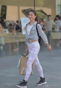 短款牛仔外套应该搭配的内搭(轻薄质感的牛仔外套)