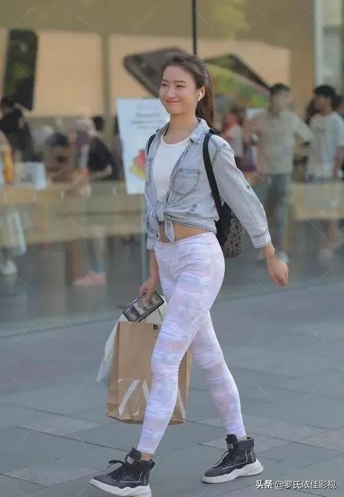 短款牛仔外套应该搭配的内搭(轻薄质感的牛仔外套)(1)