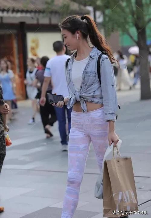 短款牛仔外套应该搭配的内搭(轻薄质感的牛仔外套)(6)