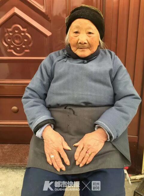 本题目:113岁,浙江最长命老翁出身于清代!58岁那年夫君死,一人戴5个儿童 台州临海市桃渚镇老厂基村,简直曾经是临海大陆的最东面。从老厂基村往东不到8公里,便是海岸线。 毕女在这个村子里曾经寓居了113年,她是暂时浙江省最长命的老翁。 113岁,浙江最长命老翁出身于清代 昨世界午,我降临这位百岁老翁家里,她当前的住宅,位于老厂基村的边上,是一座老屋子,屋子的主人是她的第三个儿子。 屋前是一个不围墙的小院,房檐下的水泥地很清洁,老翁常常会一手拄着手杖,一手用小扫把驱除水泥地上的尘土。小院里还搁着一齐铺着布垫子的条石,这是老翁凡是晒太阳的场合。 老翁很爱清洁 当前还本人洗衣服 老翁的房间大概15平方米,一张床、一张桌子、一个搁着电饭煲的小“灶台”、一台冰箱和几把小凳子,简简略单,也清凉爽爽。 村民说,老翁很爱清洁,常常瞅到她在院子里扫地,还喜佳本人洗衣服,总感触本人洗得比拟清洁。 毕女出身于1907年,其时是清光绪三十三年。本生家庭是一个困苦人家,在她14岁的时间,母亲离世,父亲续弦。后妈在进门之后,将她送进了夫家。夫君比她大了10岁,共样也是困苦家庭。 昨天我去的时间,凑巧遇到毕女的侄子、78岁的李仙顺夫妇俩来瞅望她。侄子从小常在老翁安排,十分领会这位婶婶的脆忍和不易。 毕女的第一个儿童出身时,曾经是34岁的年龄。彼时,她也由于多年不曾生养与婆婆之间发生芥蒂,日子过得并不称心。 之后,陆续生养后代,最后得3男2女,而生最小的儿子时,她曾经50岁了。 “从前,家里很穷。”李仙顺说,为了赡养一家人,老翁在怀着大儿子的时间,要下地搞活,农闲的时间还挺着肚子到矿场采石头获利补助家用。 58岁那年,夫君死,毕女一部分戴着5个儿童过日子,最小的才8岁。“家里的经济简直全靠她支持,厥后大儿子处事了,她的承担才稍微小了一些。”侄子说。 当我和老翁聊起过往的事,她却漠然一笑说:是蛮苦的,但是都往日了。 眼下蜜橘老练了 饭前饭后都要吃上一二个 昨世界午,老翁坐在小椅子上,和我谈天了泰半个小时,口齿领会,常常展现笑脸。 但是她也说,内心也有些许懊恼。“太孤独了。”她说,前阵子摔过一跤,当前腿足不太便利,也便很少外出了。儿子儿媳清朝外出,晚上才回家,边上街坊家常常也没人,她也便不人谈话了。 老翁的5个儿童中,最小的一个儿子是杨彩菊的夫君。当前,老翁也恰是和赤子子一家住在所有。 儿媳杨彩菊说,她和夫君在镇上的商场启副食物店,二口儿天天都是起早贪乌去守店,伴老翁的时间便少了。在她影像核心,婆婆是一个爱嘈杂的人,也喜佳和人谈天,喜佳瞅戏,105岁之后才佳冷静一点。 她说,婆婆眼下双足稍微有些未便,前二年手足灵巧的时间,洗衣干饭都是亲力亲为。当前,老翁的几个儿媳妇轮番给老翁干菜送菜,然而主食,老翁仍旧保持本人来干。 “她不挑食,我们家里烧什么,她便吃什么。”儿媳说。然而,老翁喜佳吃什么,儿媳也是很领会,“她特殊喜佳吃鱼和面食,还有豆腐渣。” 儿媳常常会购一些佳吃的海鱼回顾。“我们此地离海近,鱼新奇。”她说,婆婆爱吃的,她们这些当媳妇的也历来不会辩论价格,只消购得起的,都承诺购来给老翁家。 晚饭前,杨彩菊给老翁梳理了头发,和李仙顺夫妇俩所有坐在老翁边上,伴她聊了会天。 眼下,恰是台州蜜橘老练的时间,橘子是老翁最喜欢的生果。杨彩菊剥了个橘子,递到她手上。 “饭前饭后都要吃上一二个。”杨彩菊说,由于担忧冷的物品吃多了伤肠胃,劝过婆婆天天少吃几个,截止老翁还和她闹了回儿童脾性。 杨彩菊说,当前婆婆除了腿足上有些累力外,身材状况还算不错,更加目光特殊佳,还能本人补缀衣服。 “我爸爸本年90岁,婆婆113岁,瞅上去比我爸爸还要年少呢!”杨彩菊说,家有一老如有一宝,婆婆是家里的老宝物,她期望婆婆向来能如许健健壮康、启高兴心。 据2019年浙江省暮年人丁和老龄职业统计公报,浙江最年长辈是临海市桃渚镇现已113岁的毕女姑娘。 台州市卫生健壮委员会下层卫生与老龄健壮处处事职员陶海婷说,全省各地市每年城市对于百岁老翁干一个统计,数据会汇总在全省暮年人丁和老龄职业统计公报上。依据全省的统计数据,毕女不只是台州最长命的人,也是浙江省最长命的人。 暂时,台州市百岁老翁数全省排名第三,杭州市居榜首,其次为温州市。