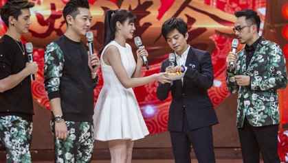 李健秋裤男神的由来,严浩翔在什么节目里挡秋裤图4