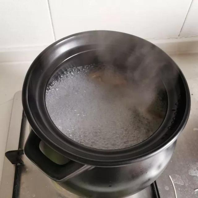 猪蹄汤的正宗做法（烹饪简单汤汁浓厚）(3)