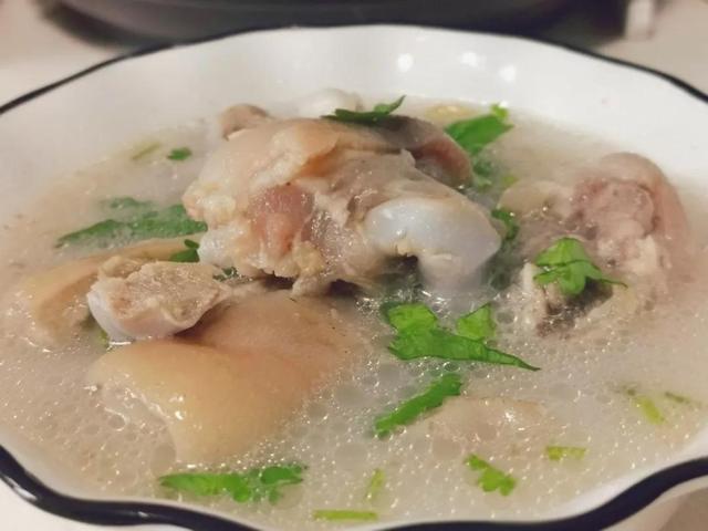 猪蹄汤的正宗做法（烹饪简单汤汁浓厚）(4)