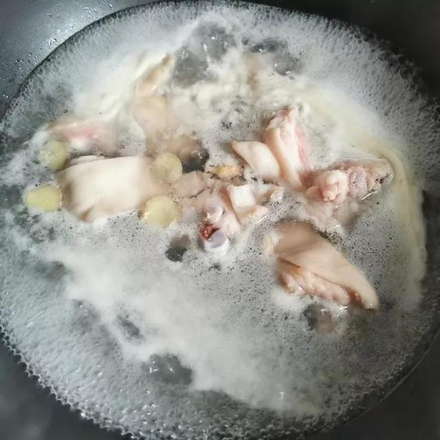 猪蹄汤的正宗做法（烹饪简单汤汁浓厚）(2)