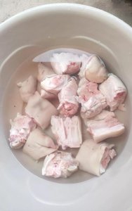 猪蹄汤的正宗做法(烹饪简单汤汁浓厚)