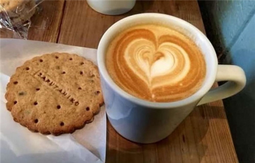 业界良知!菜单印在玉人胸前,主顾不妨指胸点餐