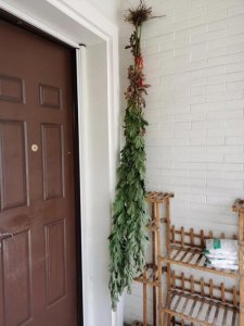 门上的艾草怎么挂(艾草放门口什么作用)