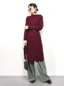 酒红色配什么颜色好看(冬季一抹酒红色颜色搭配显气质)