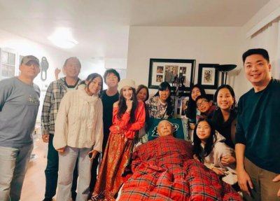 ​温碧霞携富豪老公国外探亲，晒全家福超温馨，13 岁养子近照显成熟