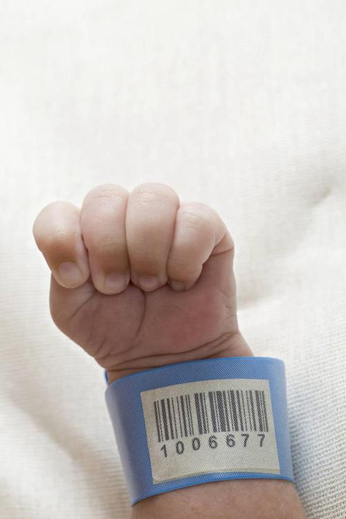 正常新生儿小孩握拳的姿势（宝宝总握拳是脑瘫征兆）