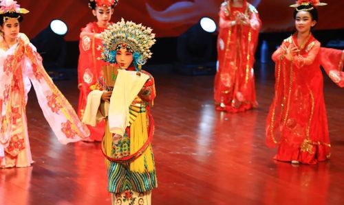 粉墨登场的引申义